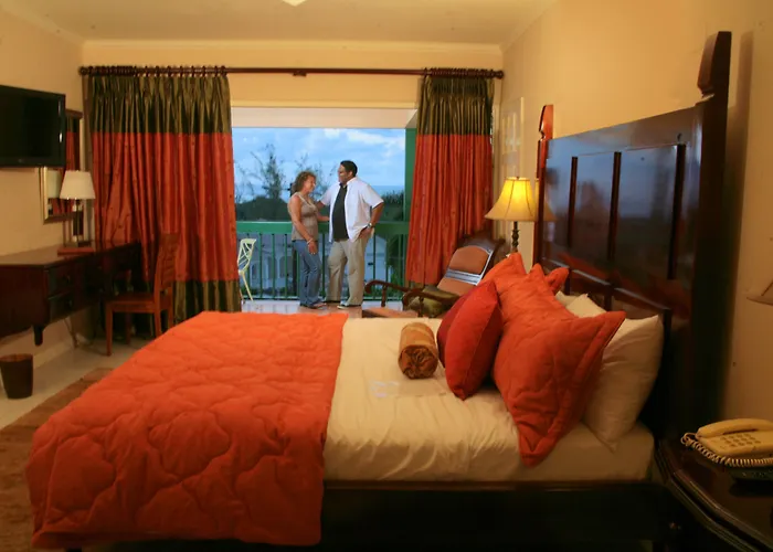 Cardiff And Hotel Runaway Bay